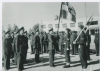 ο Τριτοετής Ίκαρος Μαρίνος Πέτρος παραλαμβάνει τη σημαία της Σχολής από τον επίσης Πεσόντα Ευσταθίου Χρήστο τον Οκτώβριο του 1950.