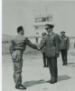 Μετά τη λήξη ασκήσεως με α/φη F-104G, ο Αντισμήναρχος (Ι) Χρήστος Ευσταθίου, Μοίραρχος της 335ΜΚ, χαιρετά τον Βασιλέα Κωνσταντίνο, τον Απρίλιο 1965, στην 114 ΠΜ στην Τανάγρα.